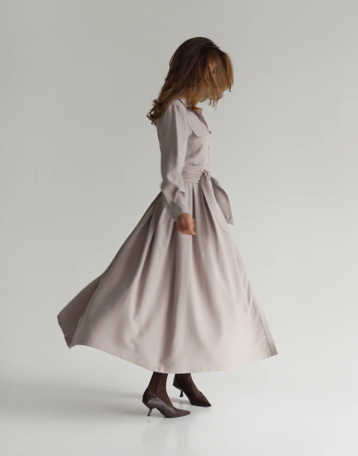 Сукня максі осіння з поясом, димчата - Фото 2