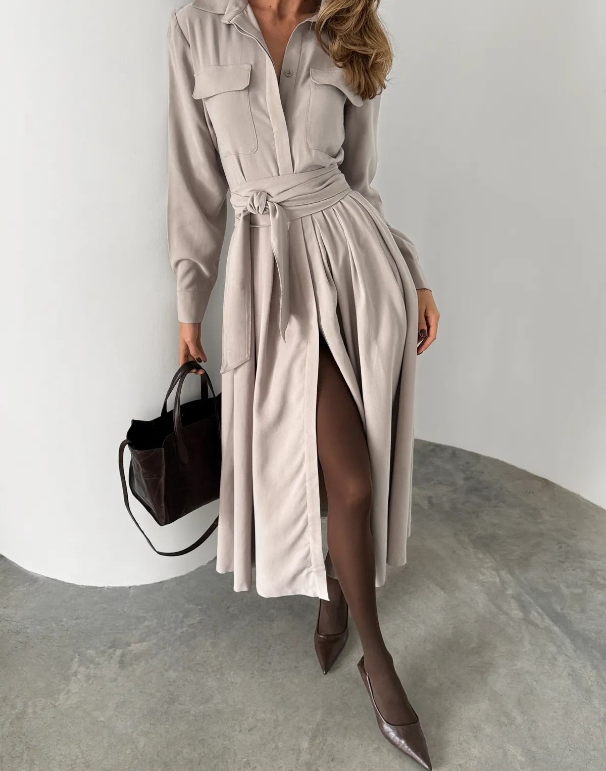 Сукня максі осіння з поясом, димчата - Фото 5