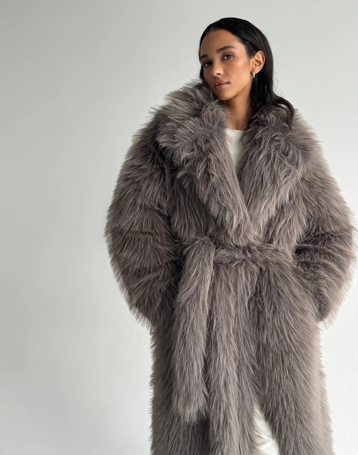 Шуба повної довжини з еко-хутра як, сіра - Фото 8