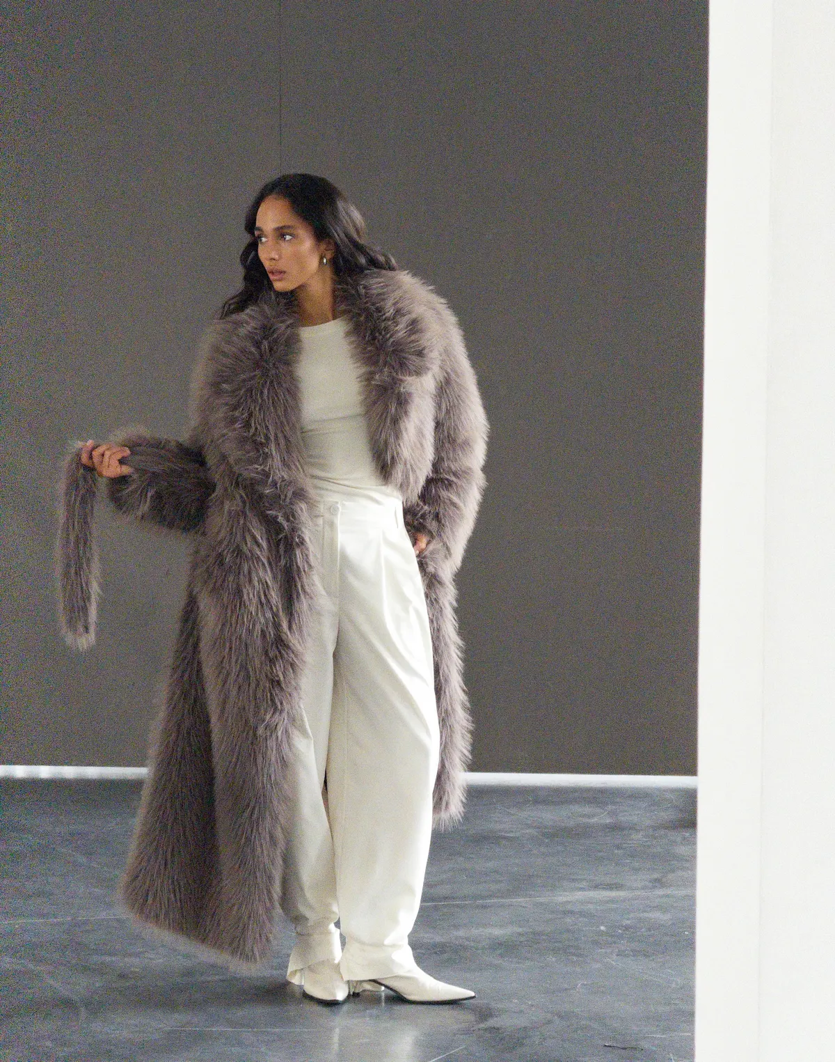 Шуба повної довжини з еко-хутра як, сіра - Фото 7