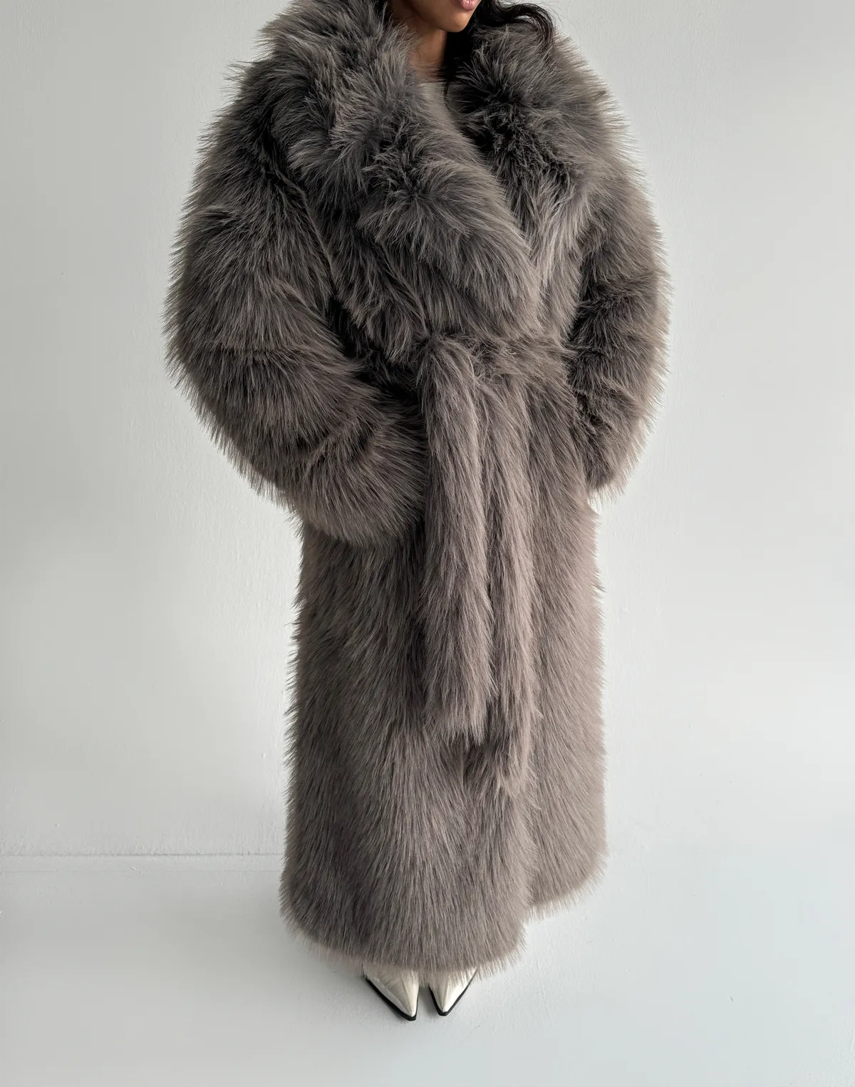 Шуба повної довжини з еко-хутра як, сіра - Фото 6