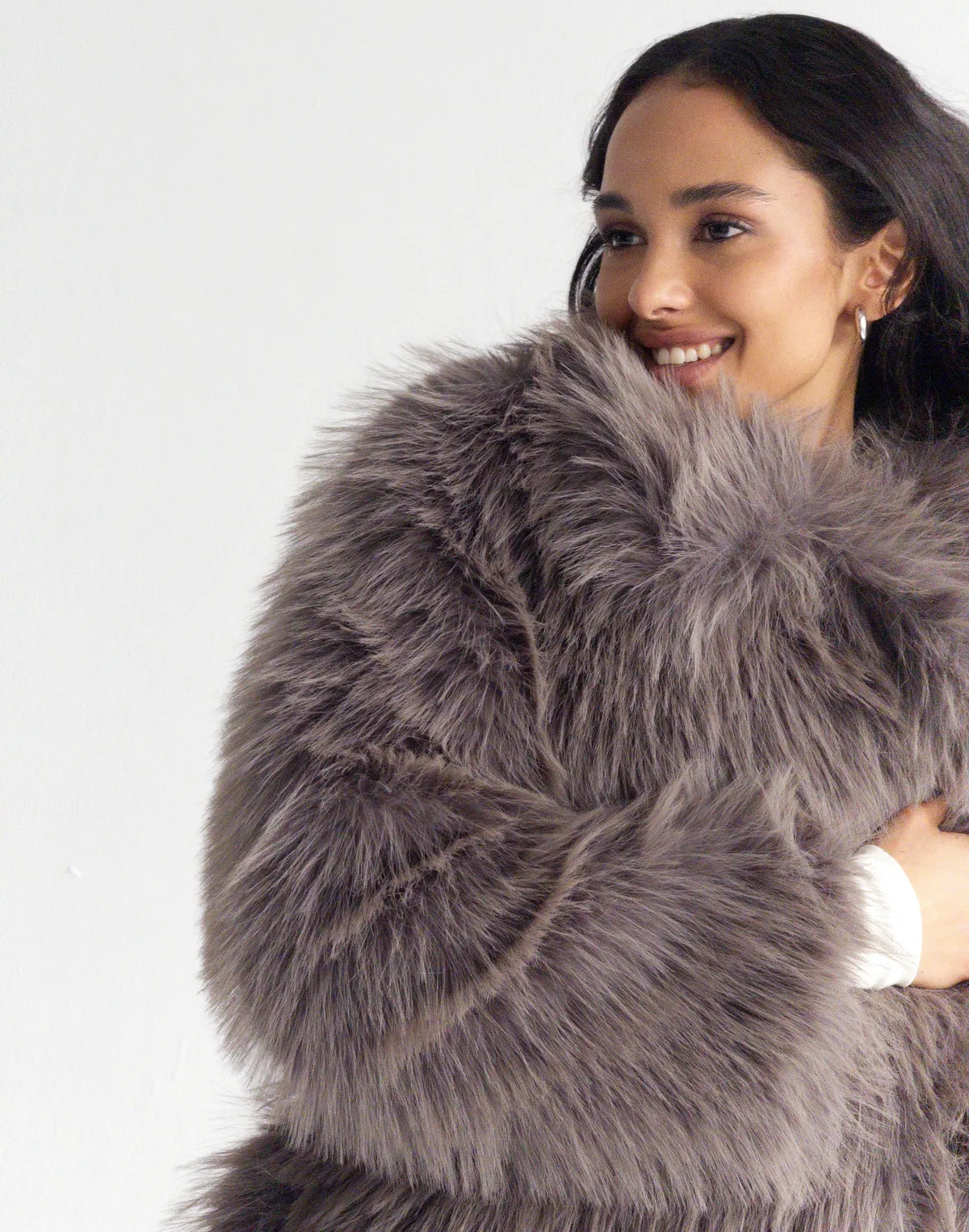 Шуба повної довжини з еко-хутра як, сіра - Фото 5