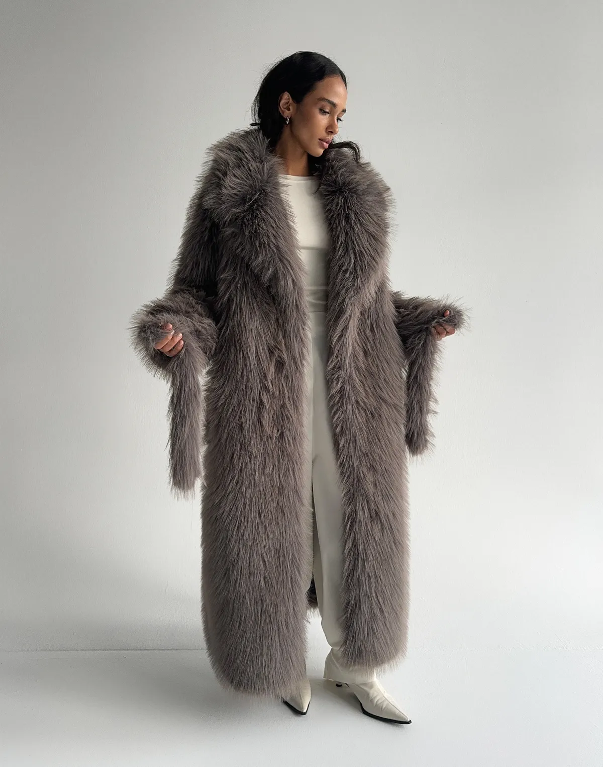 Шуба повної довжини з еко-хутра як, сіра - Фото 4