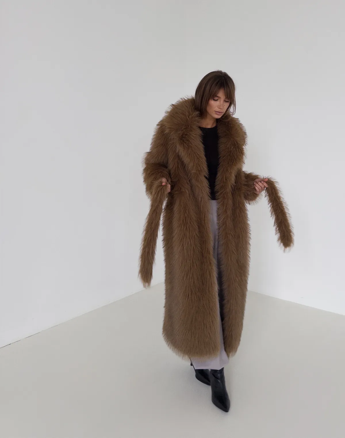 Шуба повної довжини з еко-хутра як, коричнева - Фото 1