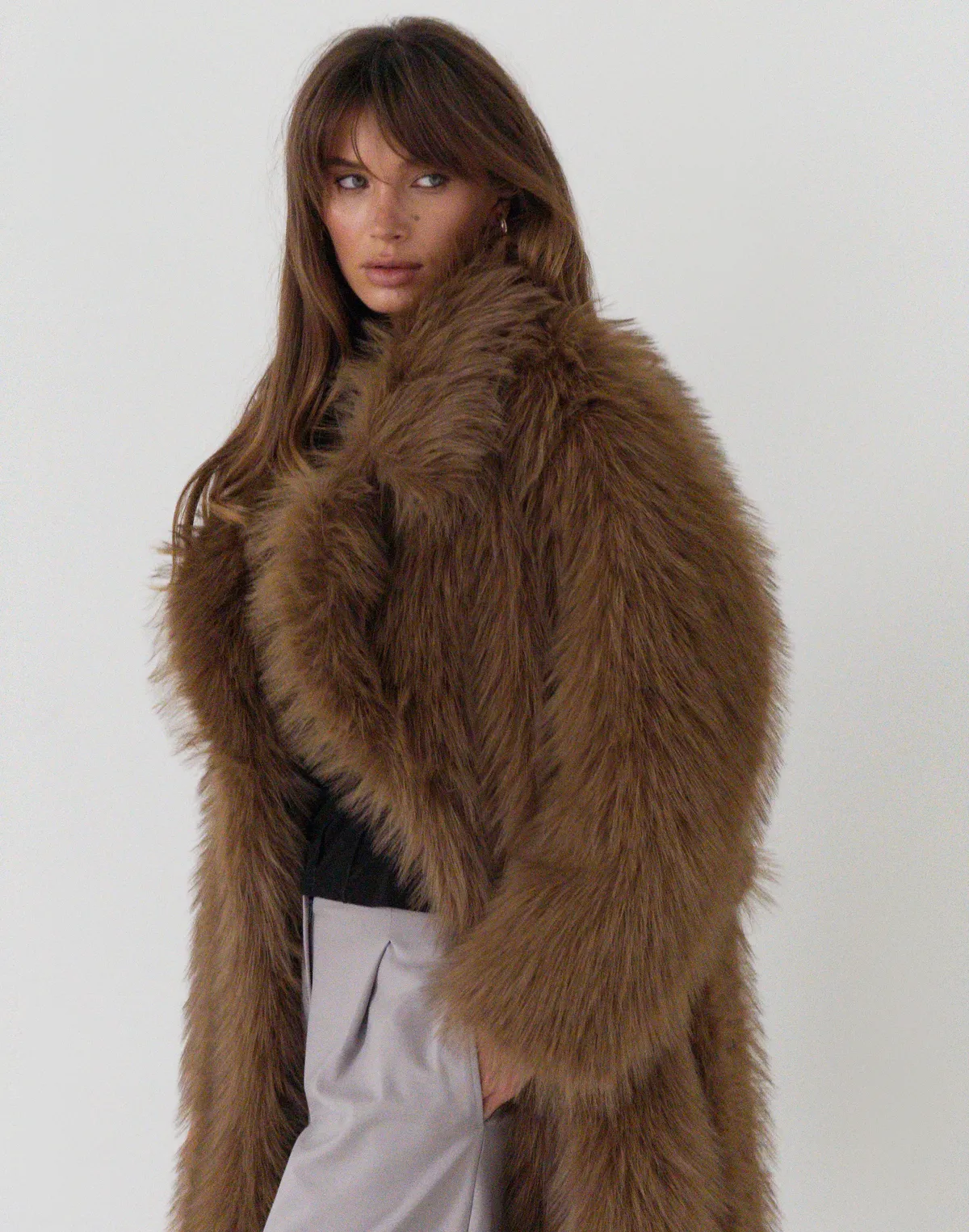Шуба повної довжини з еко-хутра як, коричнева - Фото 6
