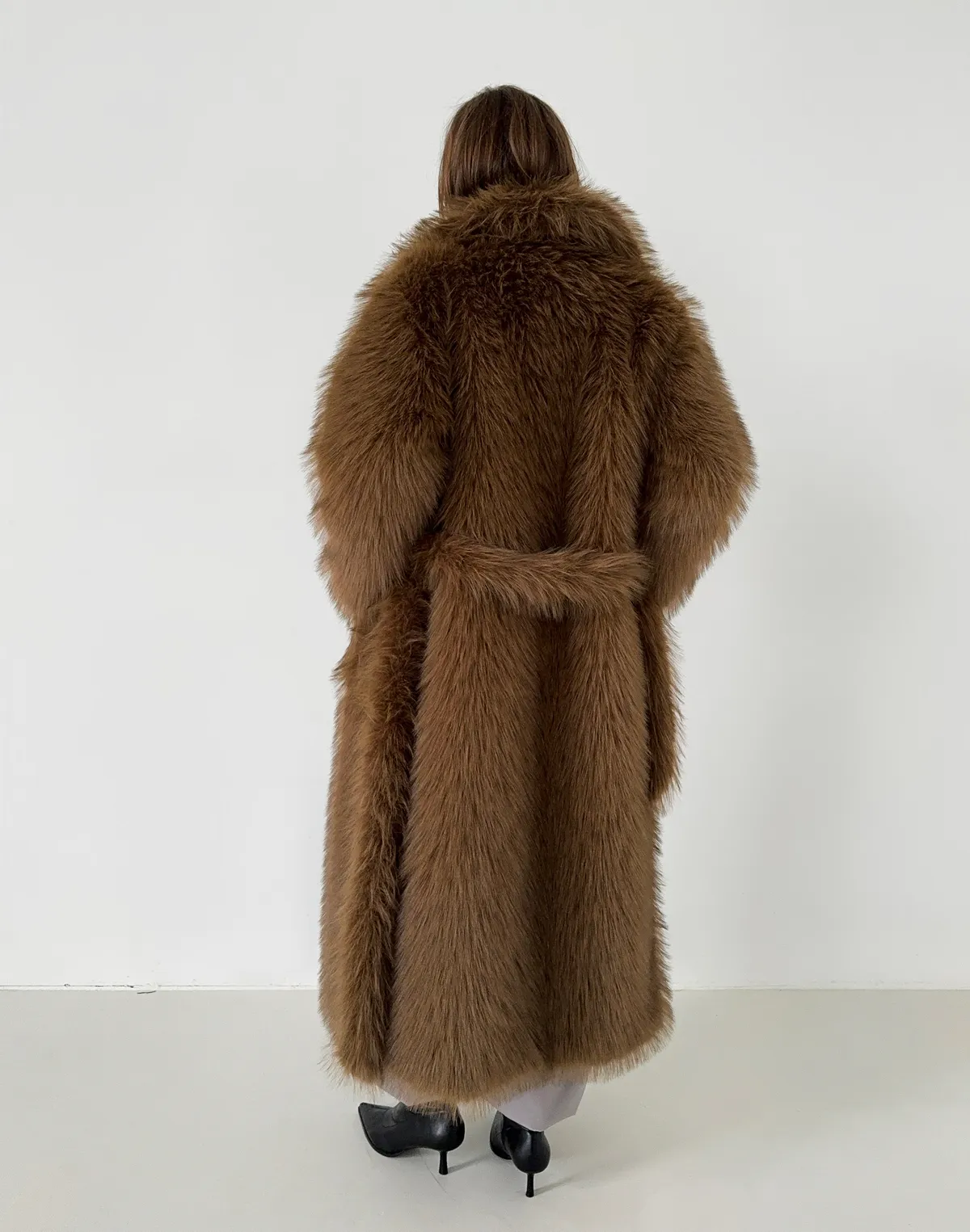 Шуба повної довжини з еко-хутра як, коричнева - Фото 2