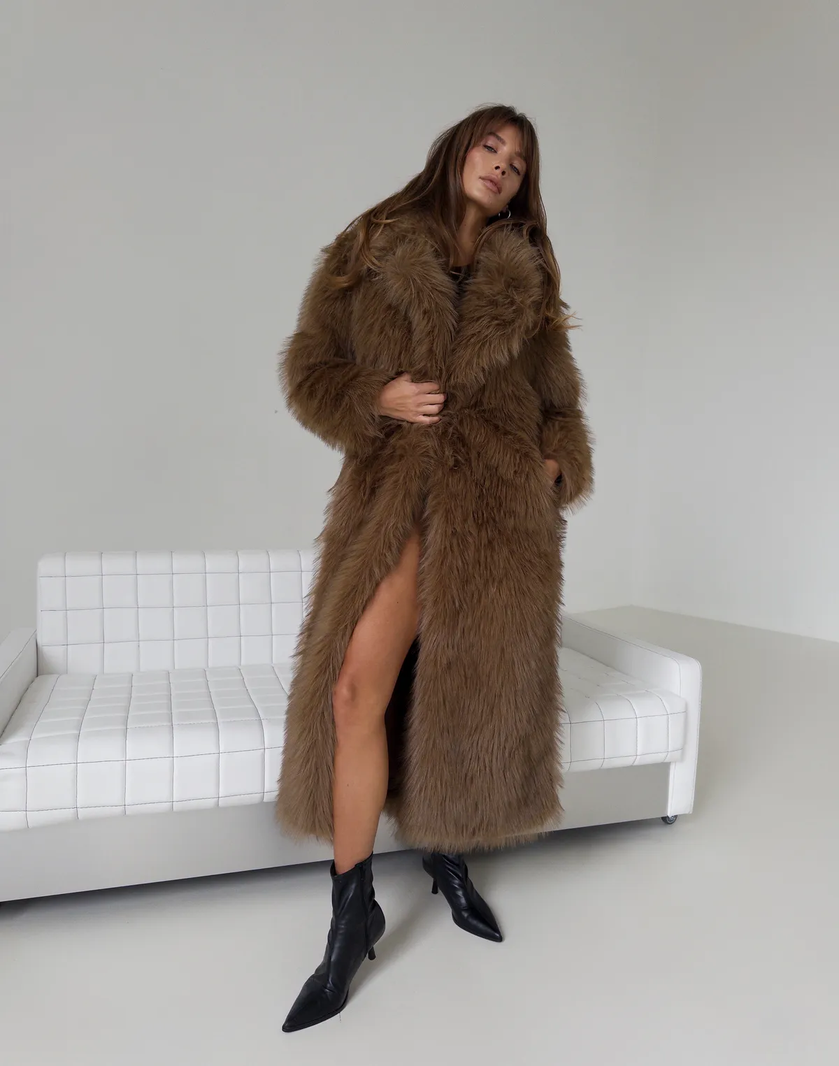 Шуба повної довжини з еко-хутра як, коричнева - Фото 5