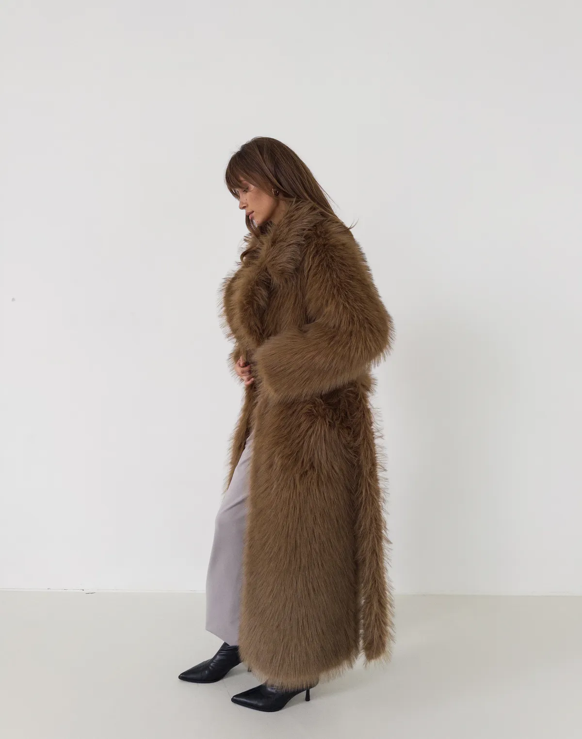Шуба повної довжини з еко-хутра як, коричнева - Фото 4