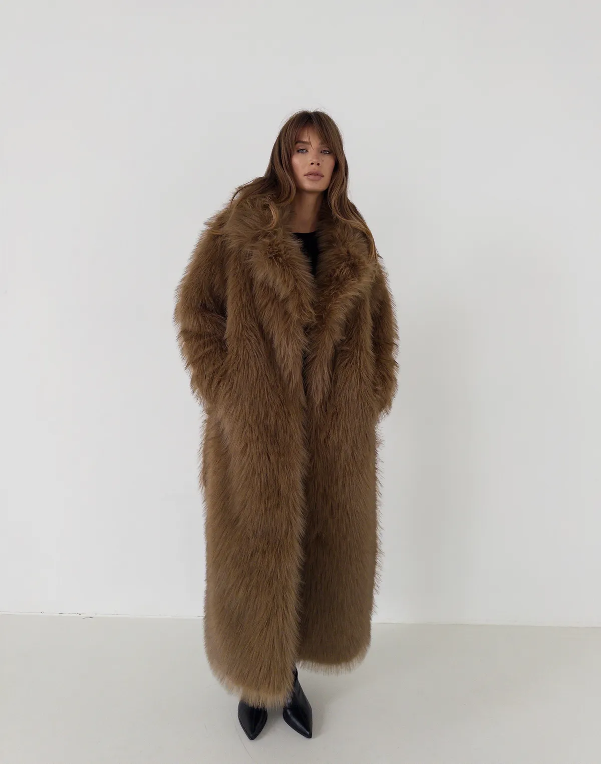 Шуба повної довжини з еко-хутра як, коричнева - Фото 3