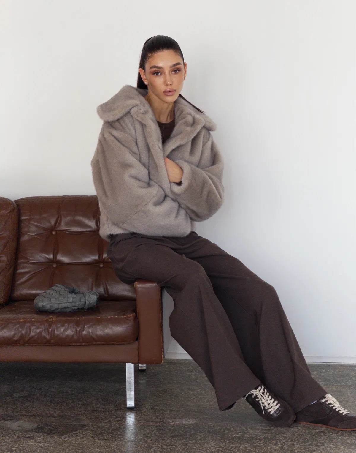 Вкорочена шуба з екохутра норка, сіра - Фото 4