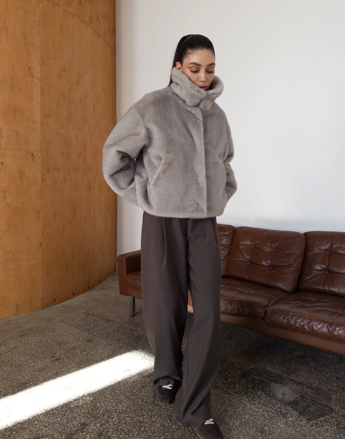 Вкорочена шуба з екохутра норка, сіра - Фото 3