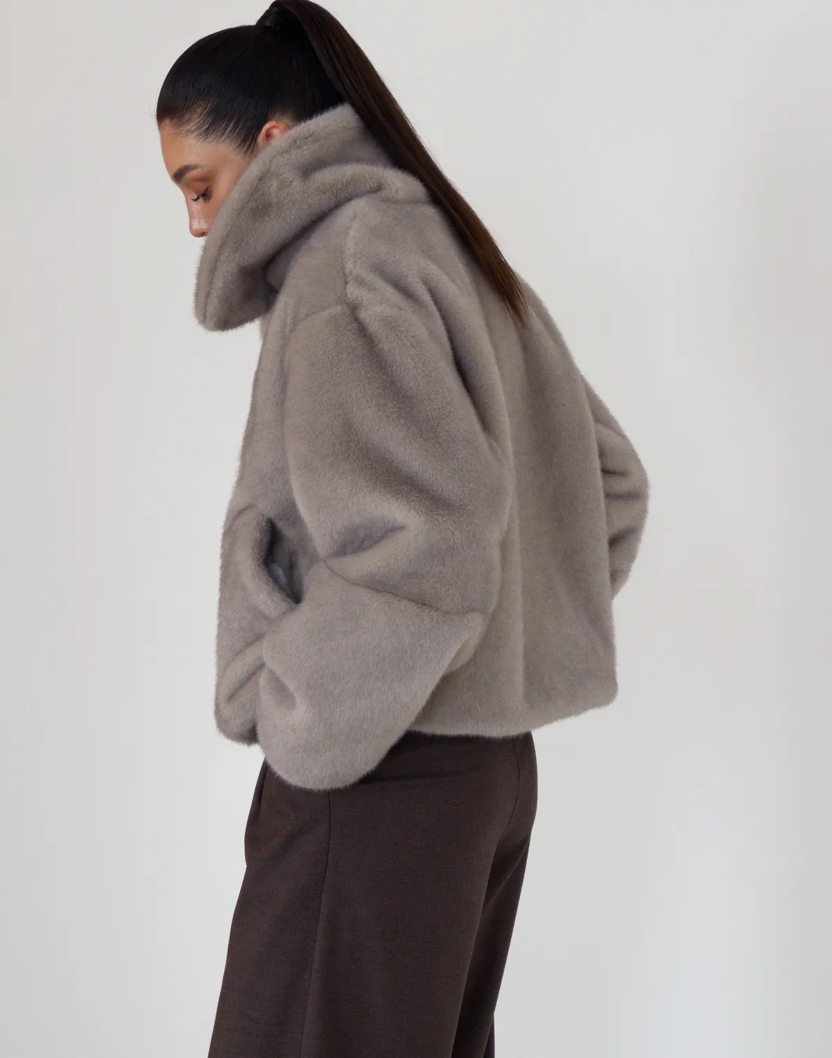 Вкорочена шуба з екохутра норка, сіра - Фото 8