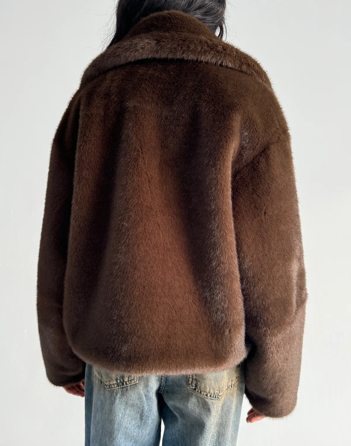 Вкорочена шуба з екохутра норка, кавова - Фото 2