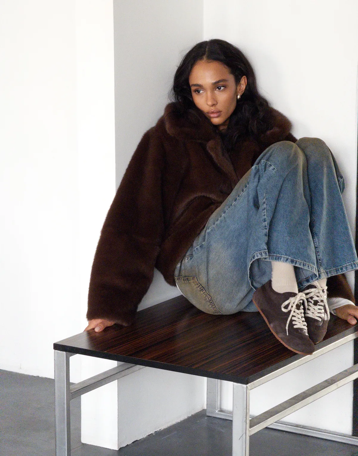 Вкорочена шуба з екохутра норка, кавова - Фото 8