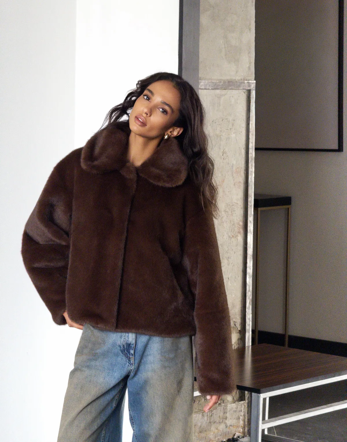 Вкорочена шуба з екохутра норка, кавова - Фото 4