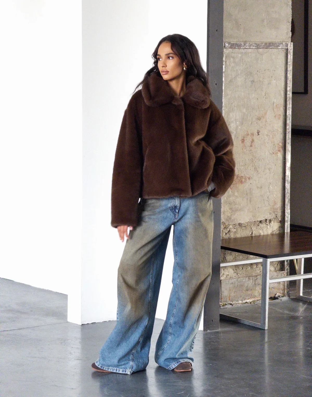 Вкорочена шуба з екохутра норка, кавова - Фото 3