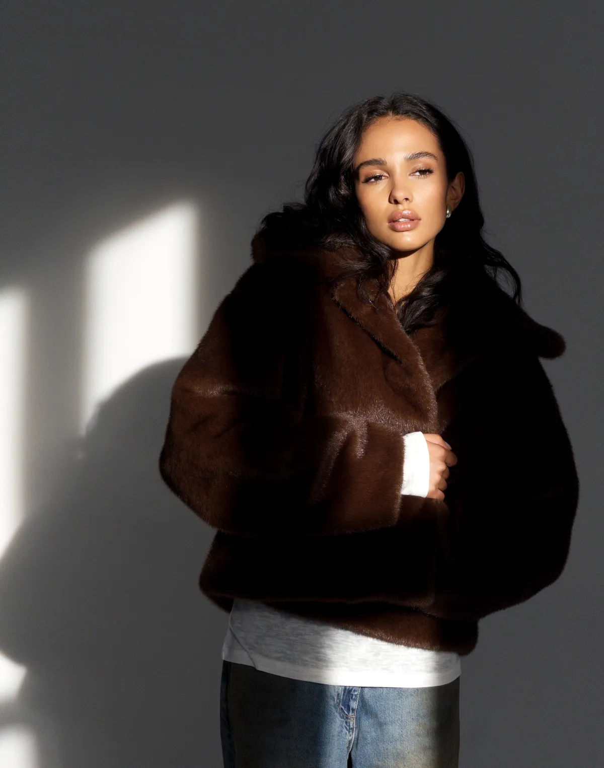 Вкорочена шуба з екохутра норка, кавова - Фото 7