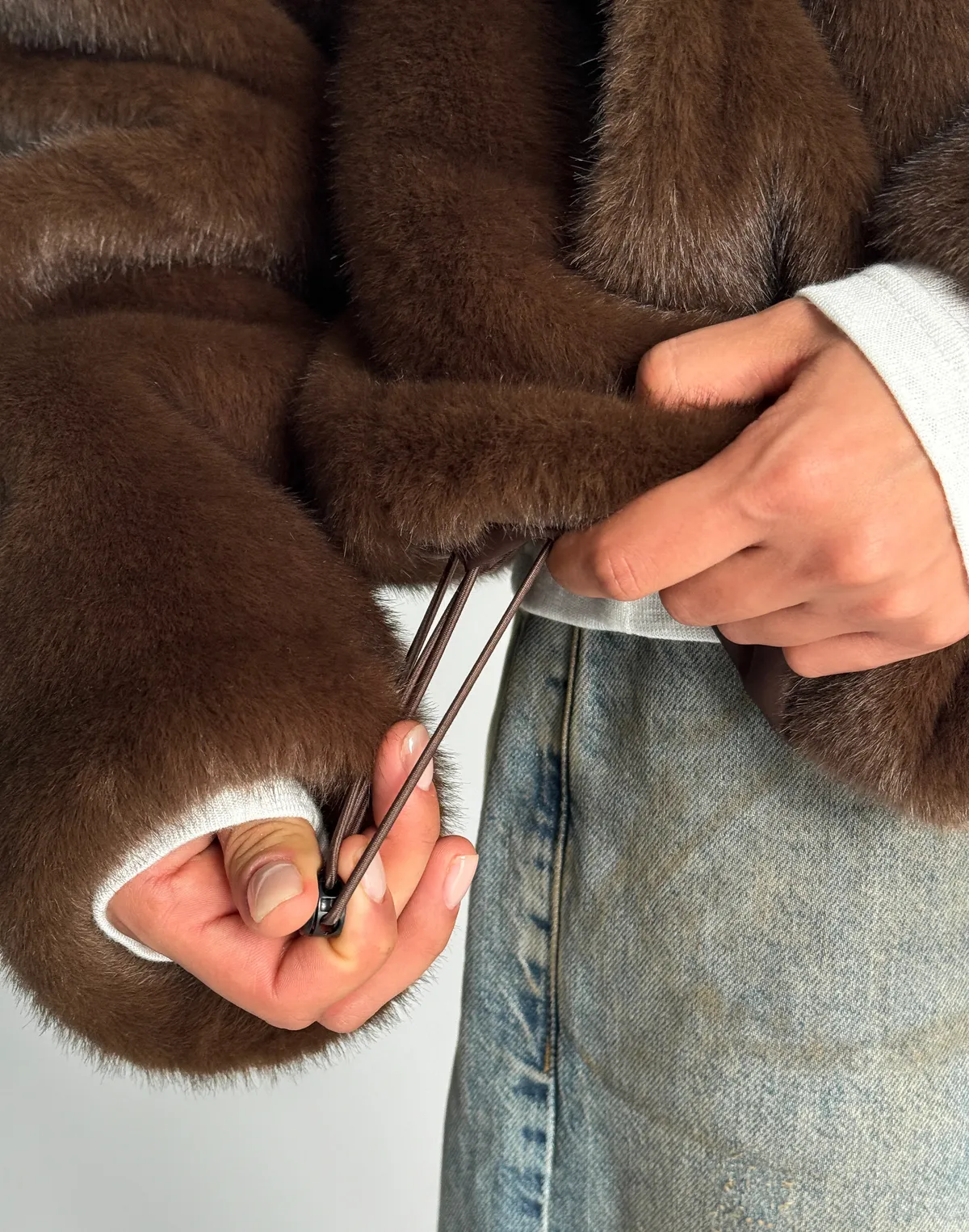 Вкорочена шуба з екохутра норка, кавова - Фото 5