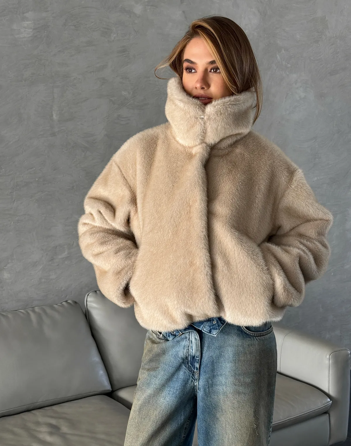 Вкорочена шуба з екохутра норка, натуральний беж - Фото 8