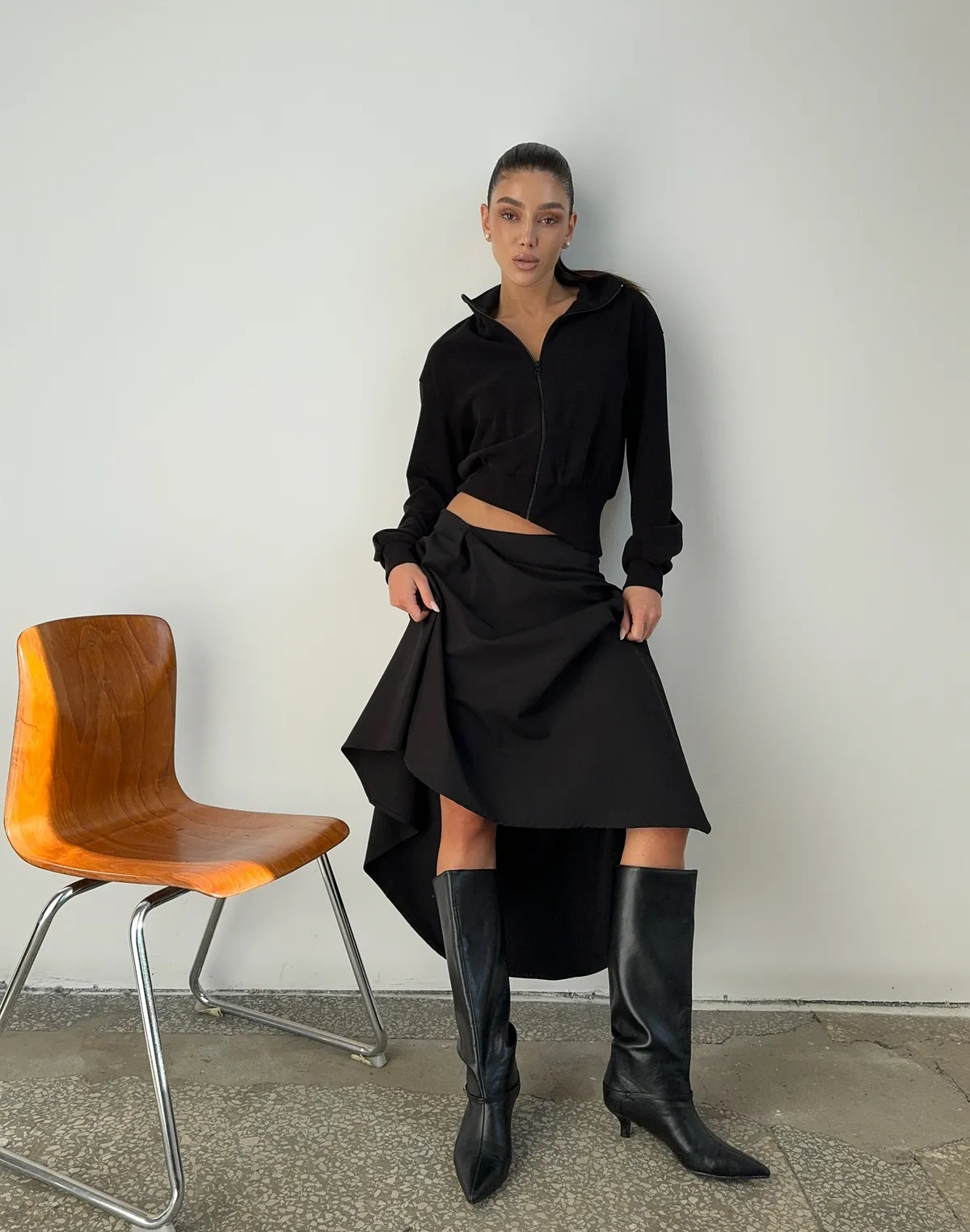 Спідниця міді з асиметричним низом, чорна - Фото 6