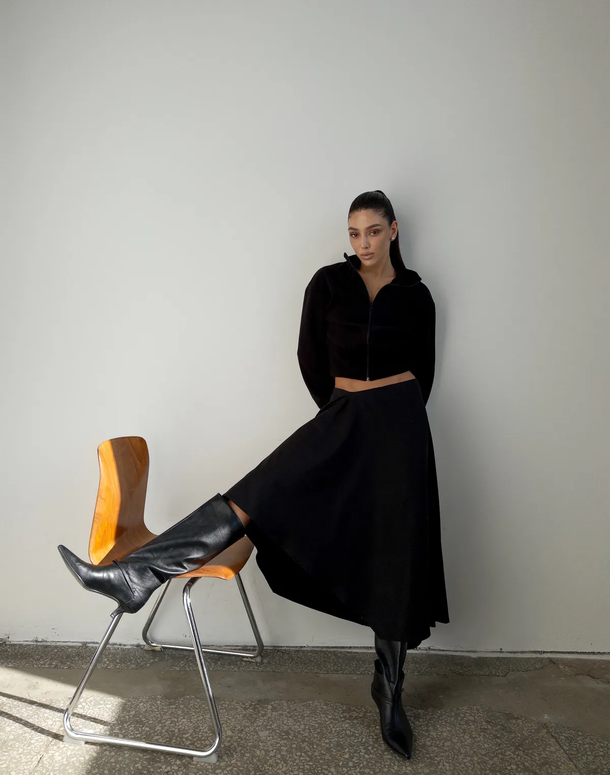 Спідниця міді з асиметричним низом, чорна - Фото 5