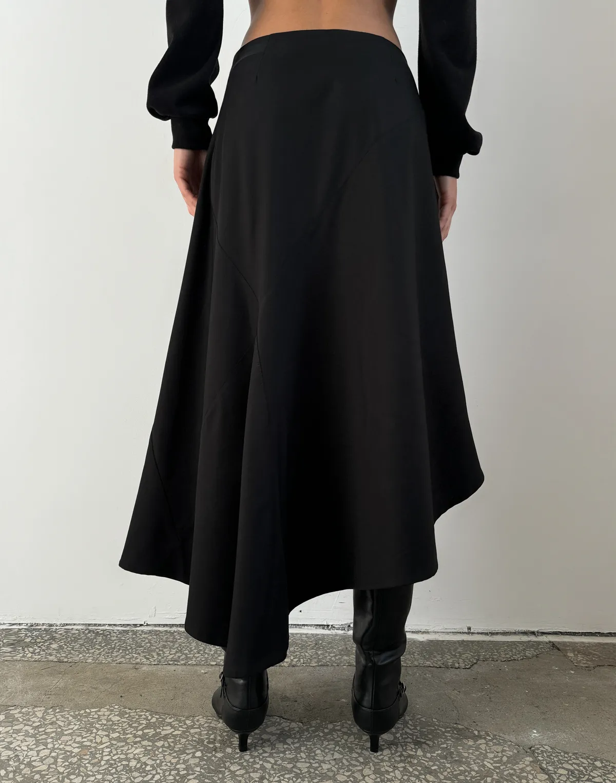 Спідниця міді з асиметричним низом, чорна - Фото 2