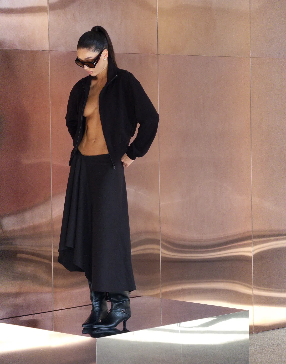 Спідниця міді з асиметричним низом, чорна - Фото 7