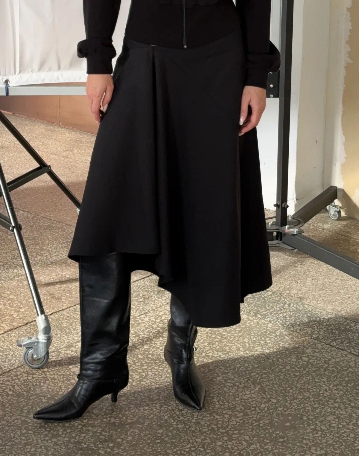 Спідниця міді з асиметричним низом, чорна - Фото 1