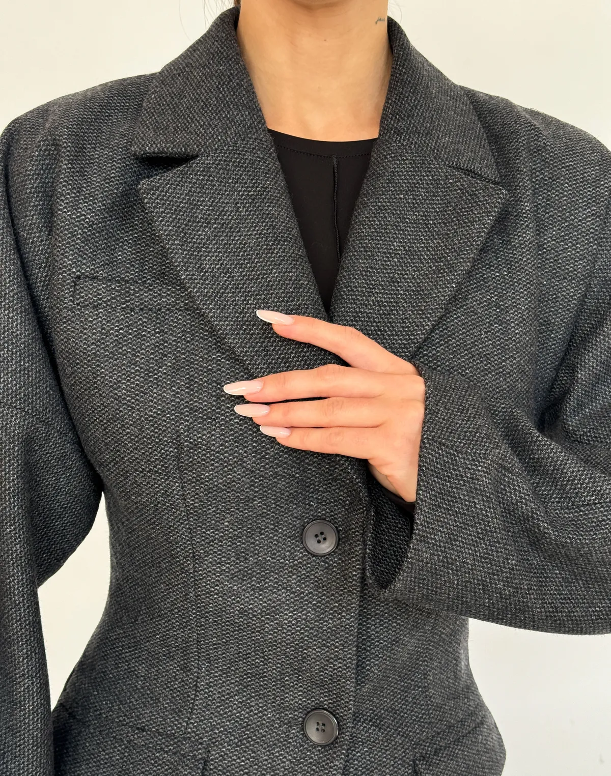 Жакет з акцентною талією та об'ємними плечима з вовною у складі, графіт текстурований - Фото 5