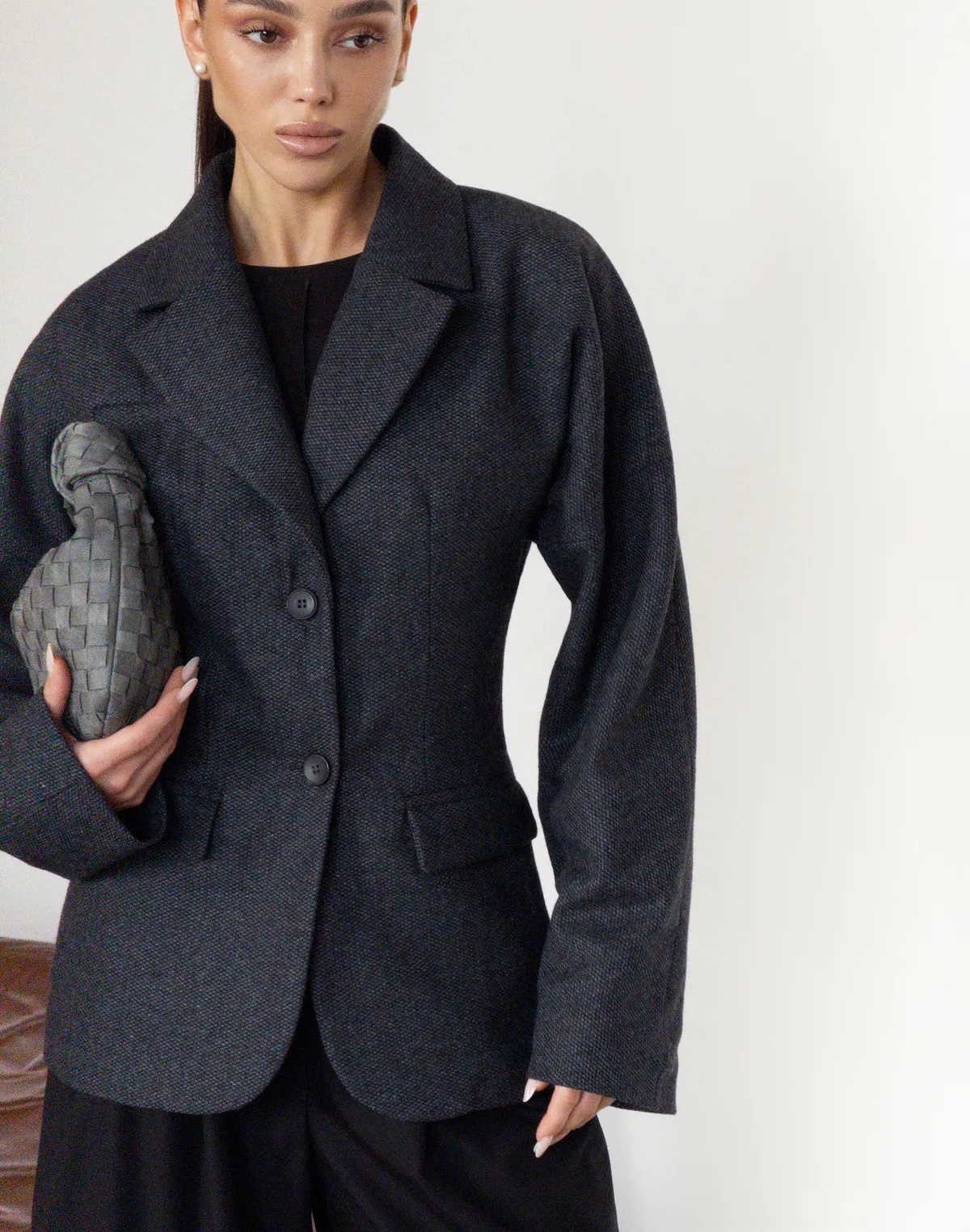 Жакет з акцентною талією та об'ємними плечима з вовною у складі, графіт текстурований - Фото 7