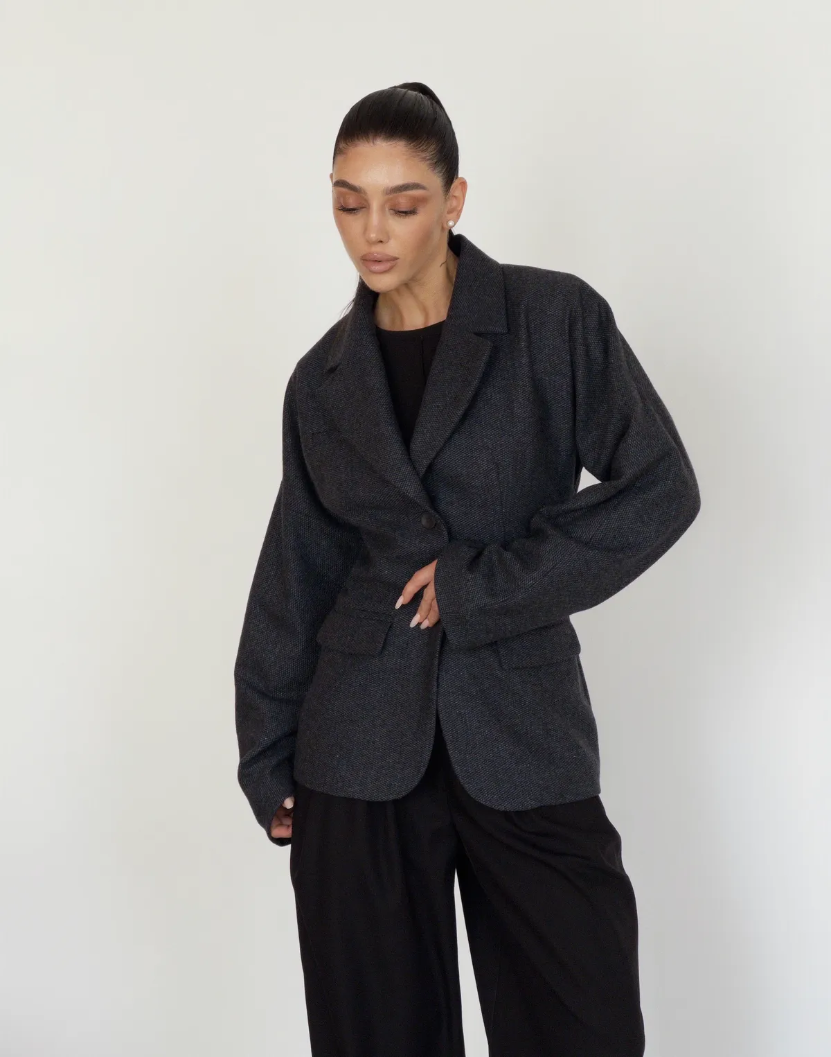 Жакет з акцентною талією та об'ємними плечима з вовною у складі, графіт текстурований - Фото 4