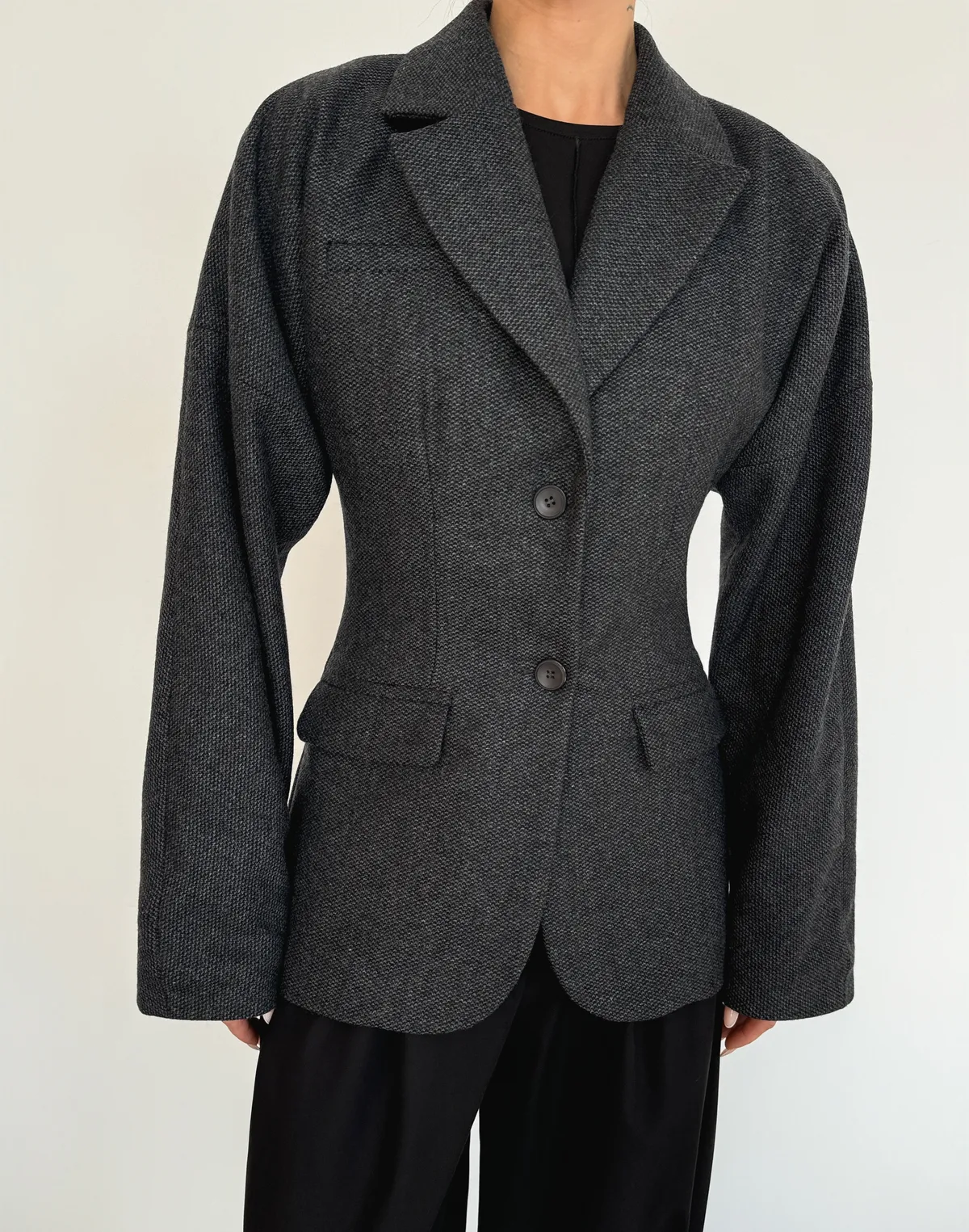 Жакет з акцентною талією та об'ємними плечима з вовною у складі, графіт текстурований - Фото 1