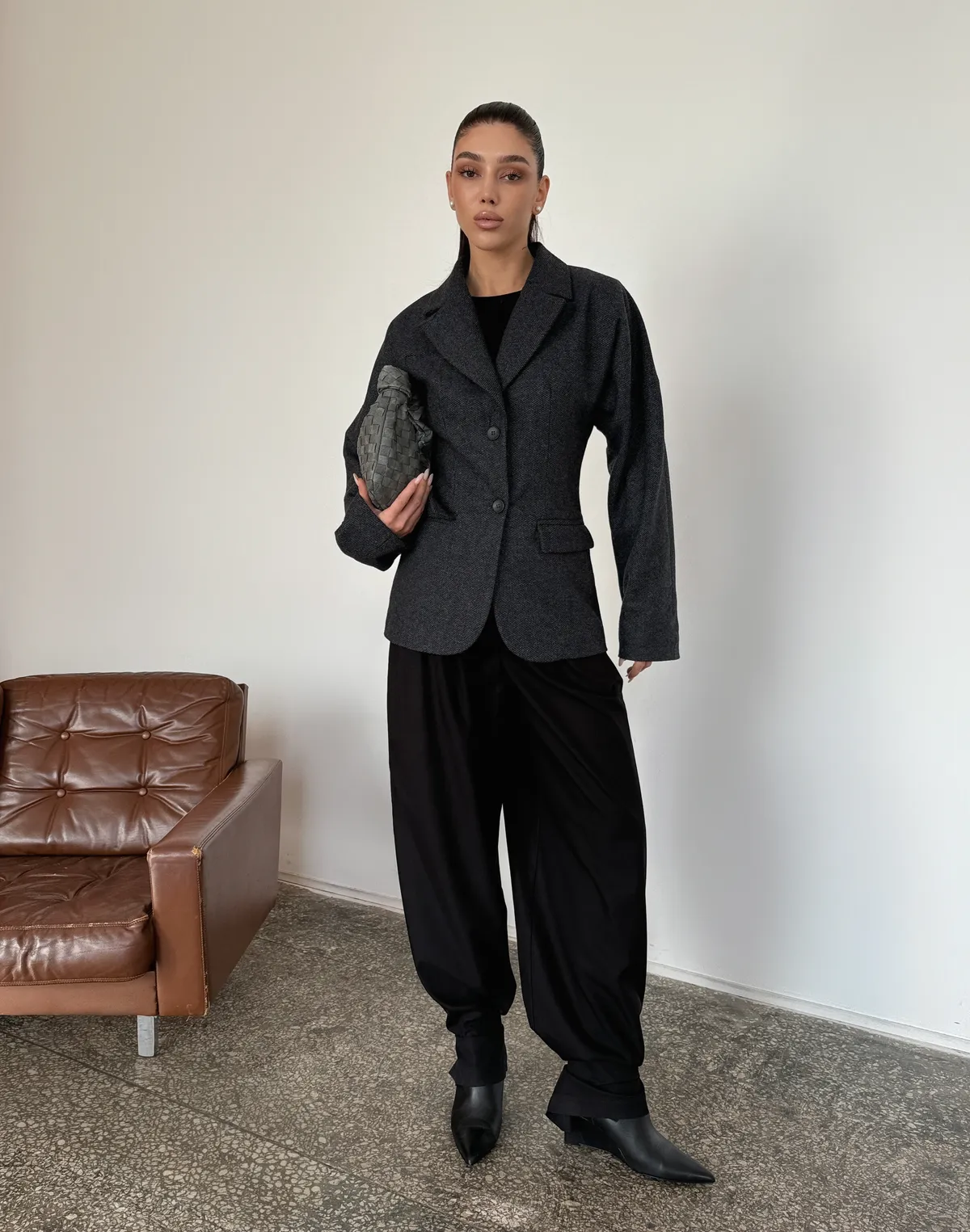 Жакет з акцентною талією та об'ємними плечима з вовною у складі, графіт текстурований - Фото 3