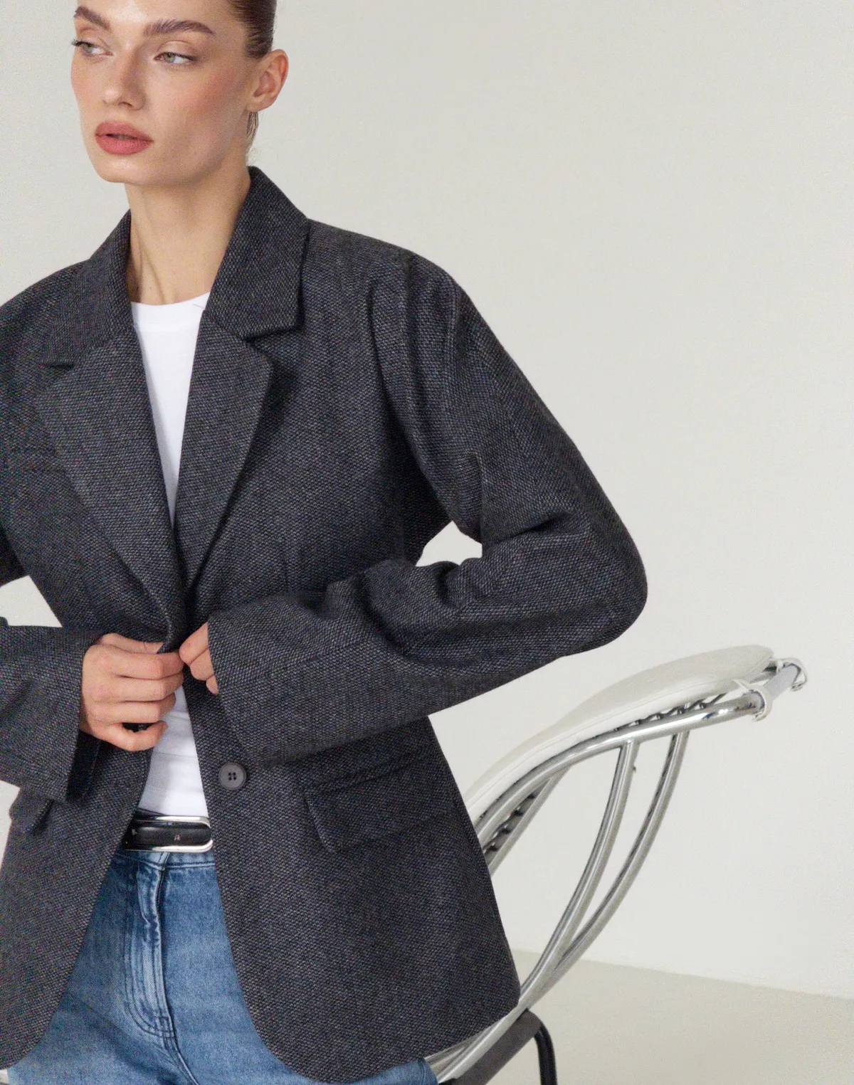 Жакет з акцентною талією та об'ємними плечима з вовною у складі, сірий текстурований - Фото 5