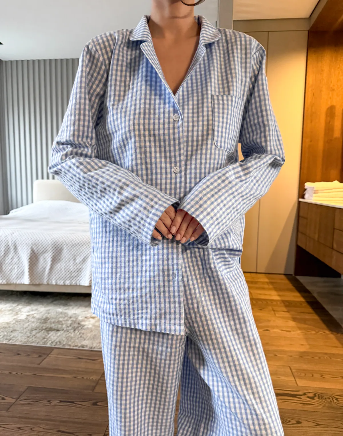 Піжамна сорочка осінньо-зимова, блакитно-біла - Фото 1