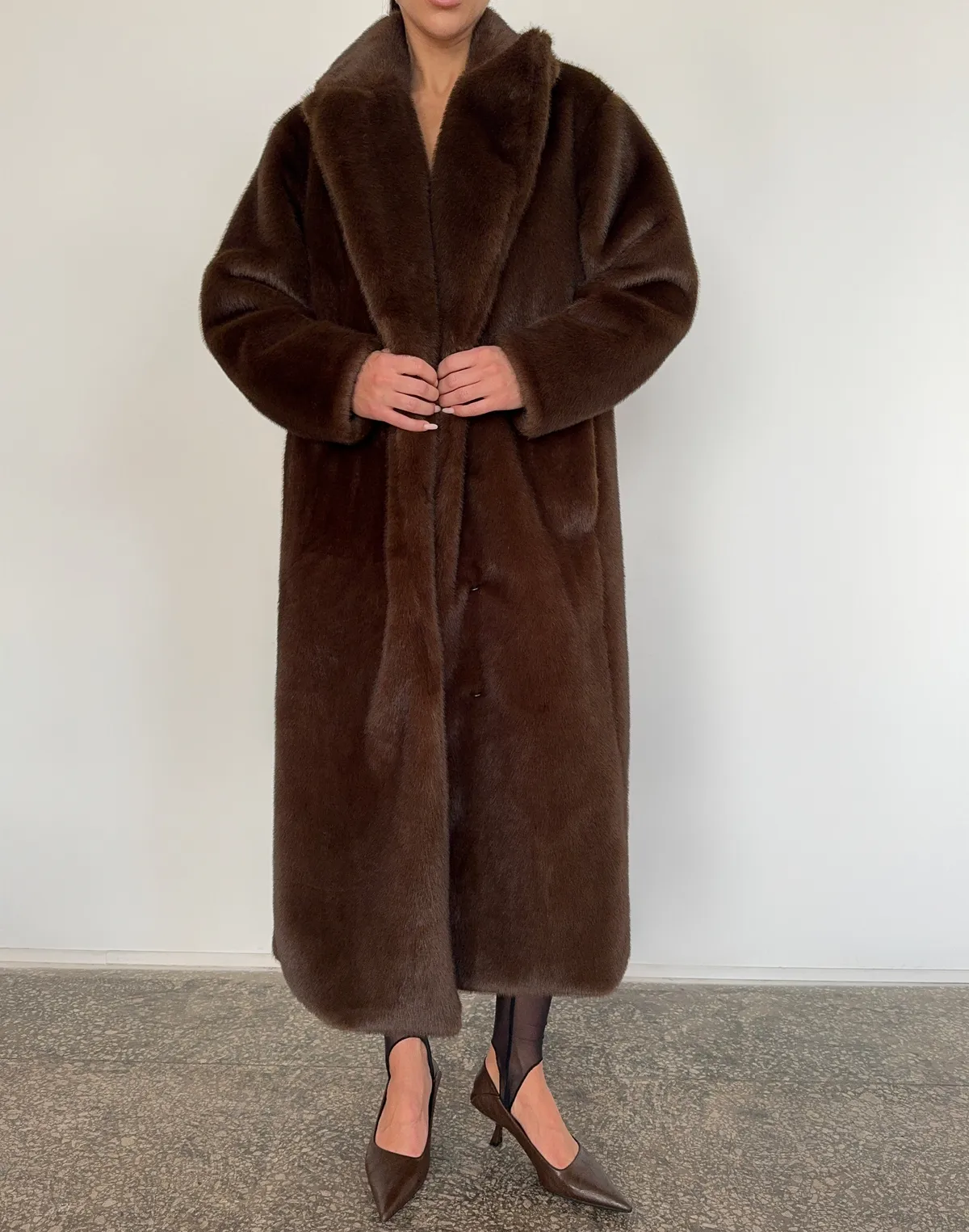 Подовжена еко-шуба з норки, кавова - Фото 8