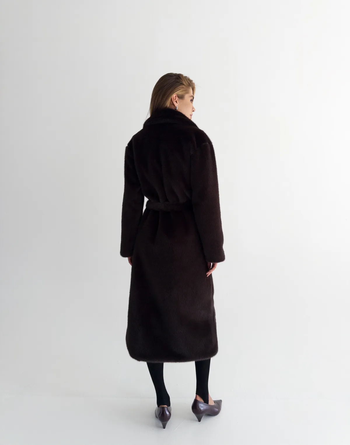 Подовжена еко-шуба з норки, шоколадна - Фото 2