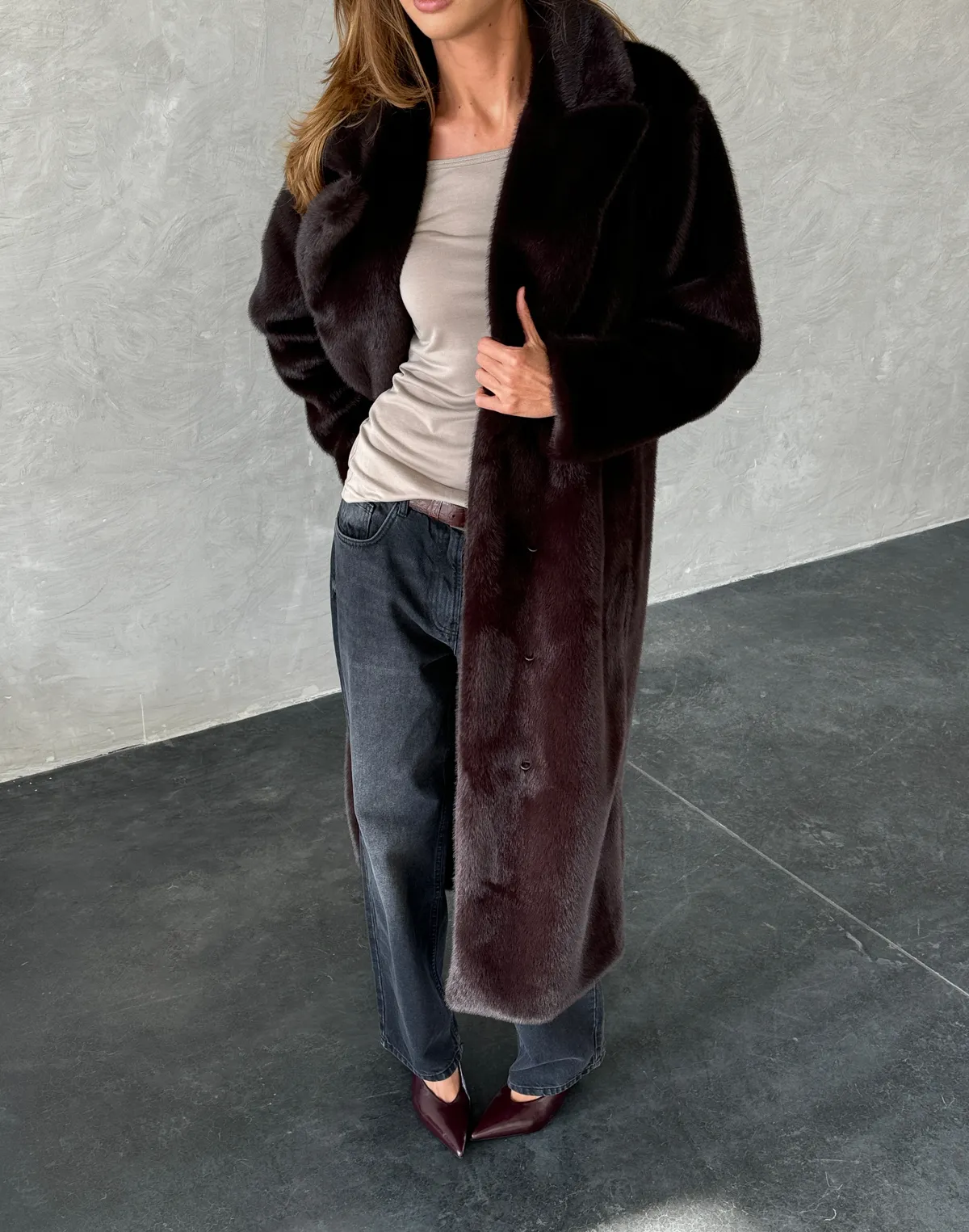 Подовжена еко-шуба з норки, шоколадна - Фото 6