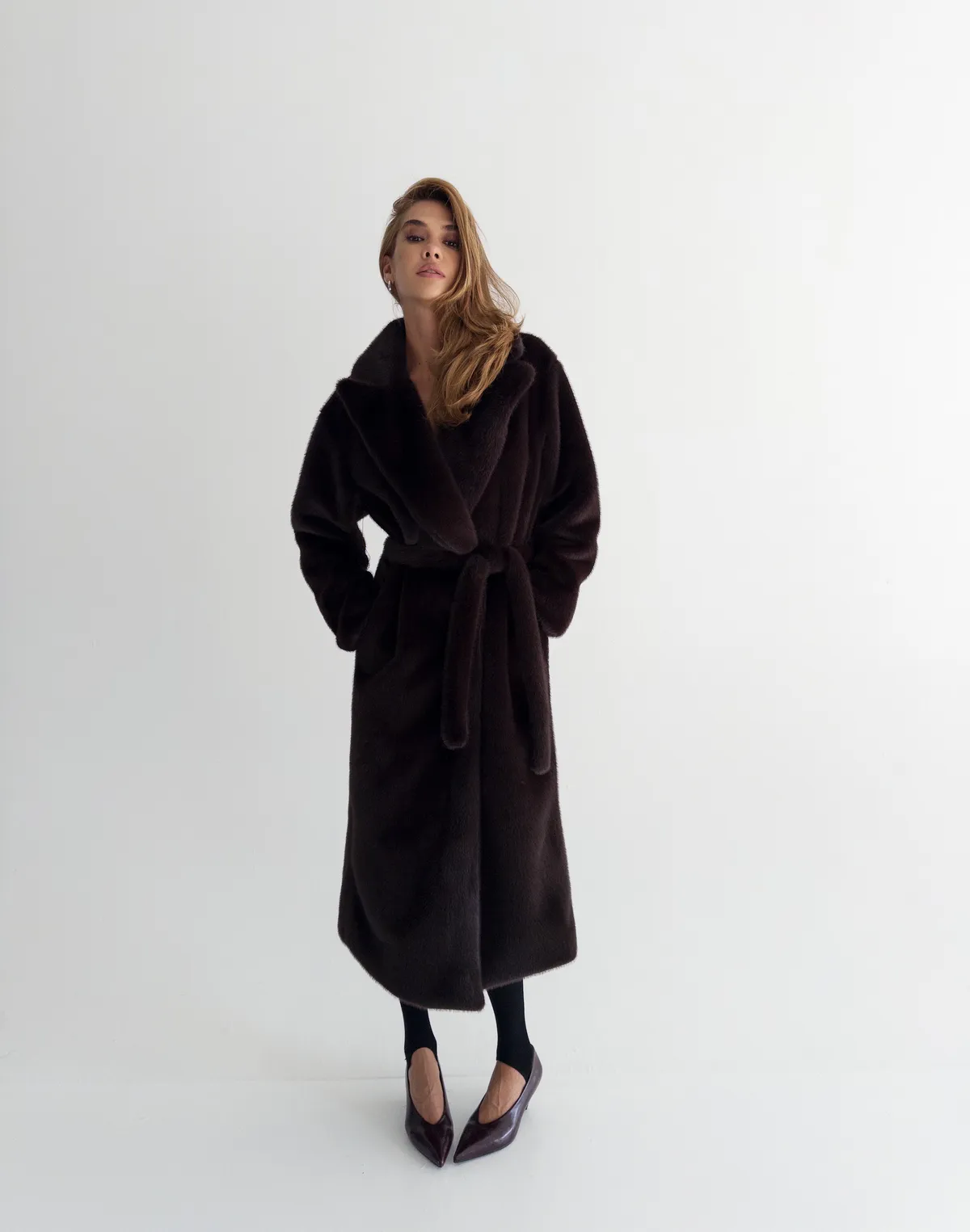 Подовжена еко-шуба з норки, шоколадна - Фото 5