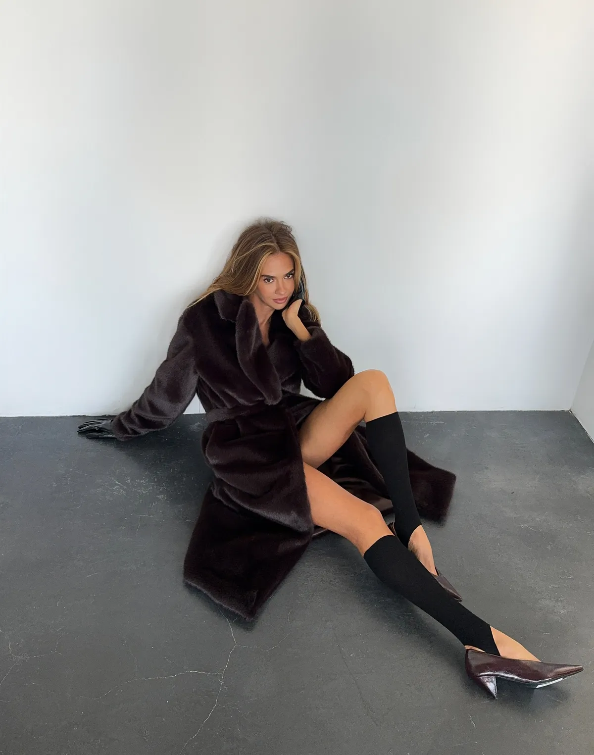 Подовжена еко-шуба з норки, шоколадна - Фото 4