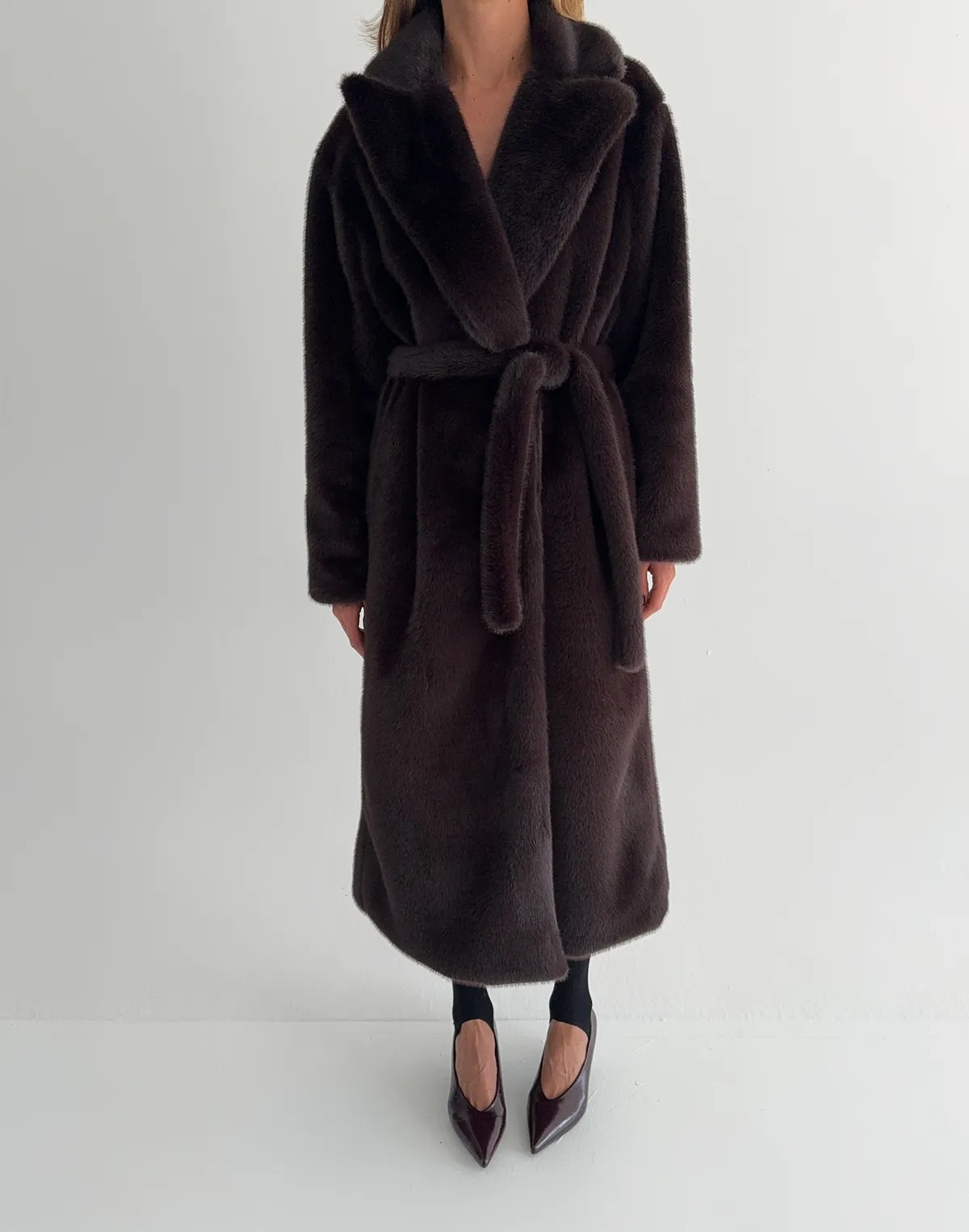 Подовжена еко-шуба з норки, шоколадна - Фото 1