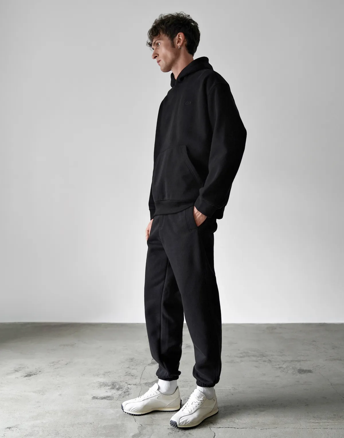 Комплект чоловічій з начосом худі та джогери, чорні - Фото 5