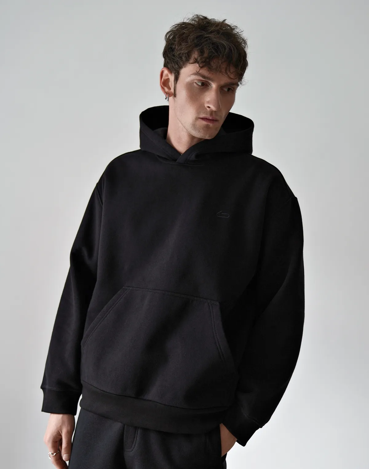 Чоловічий зимовий худі з начосом, чорний - Фото 4