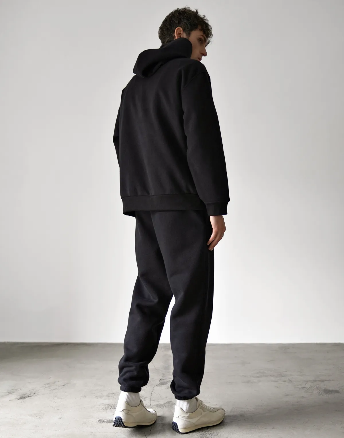 Комплект чоловічій з начосом худі та джогери, чорні - Фото 2