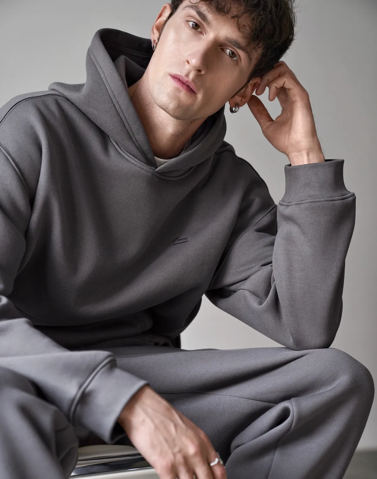 Чоловічий зимовий худі з начосом, темний сірий - Фото 4