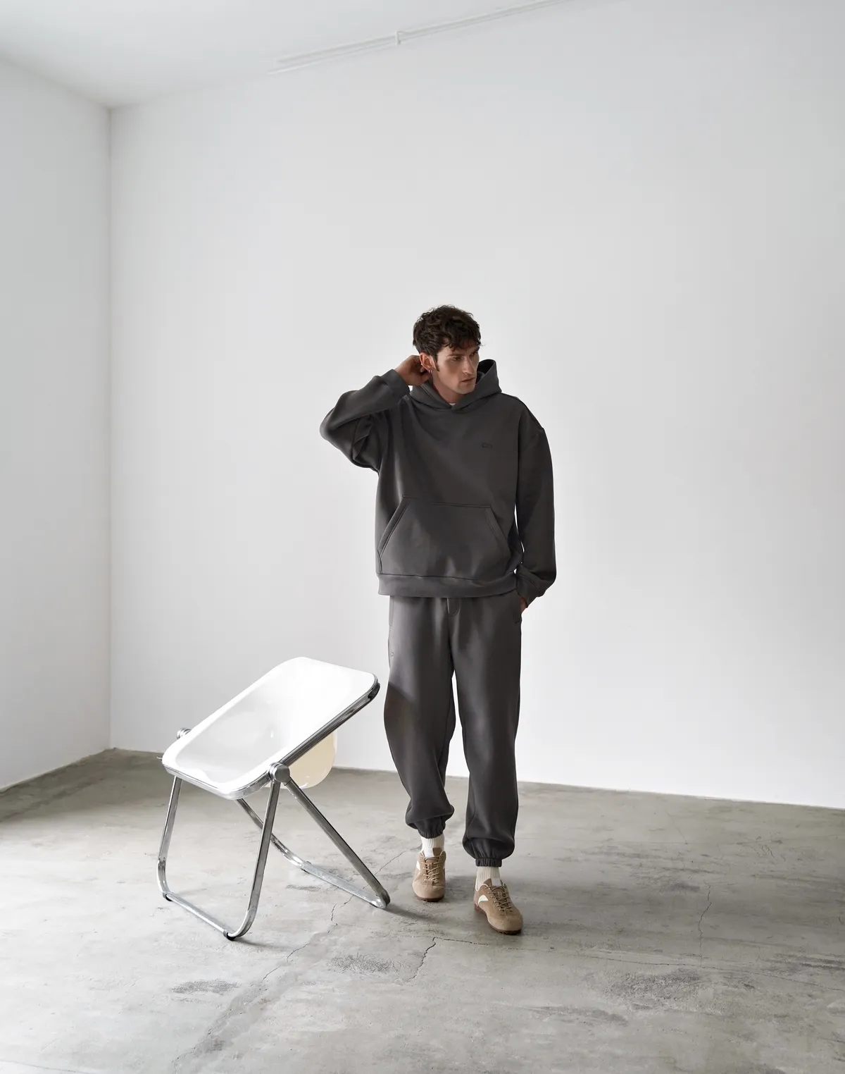 Комплект чоловічій з начосом худі та джогери, темні сірі - Фото 4