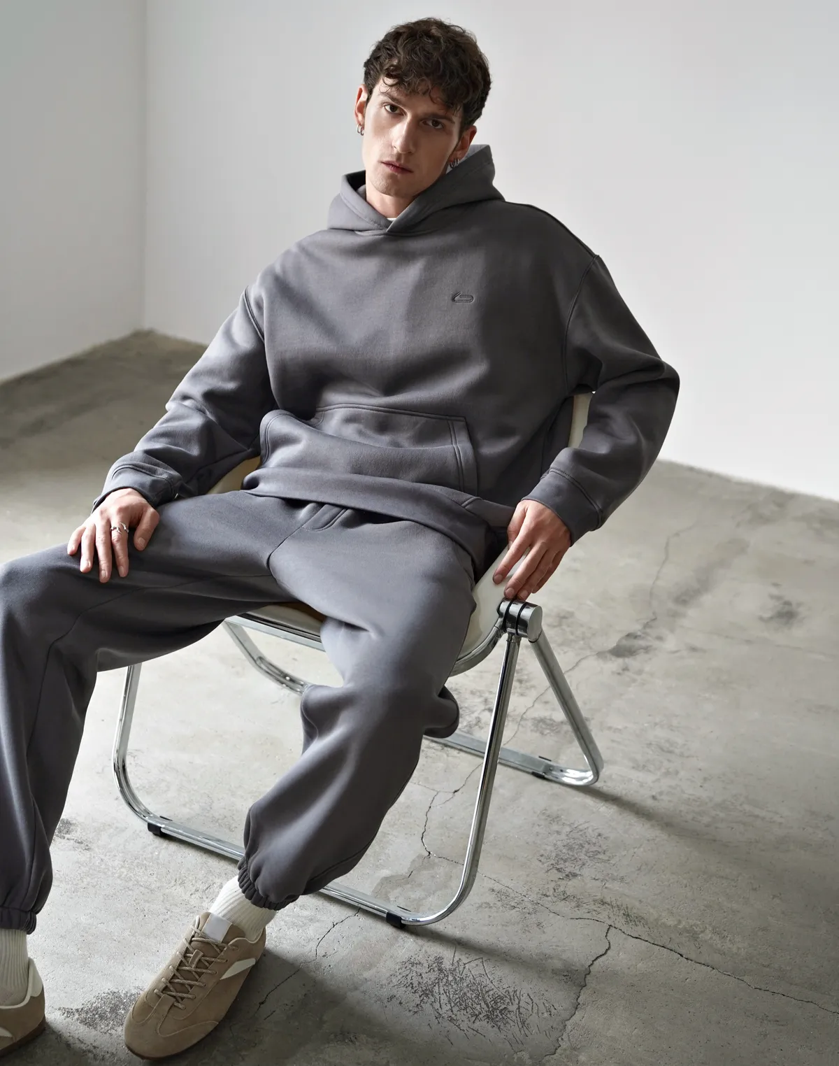 Комплект чоловічій з начосом худі та джогери, темні сірі - Фото 7