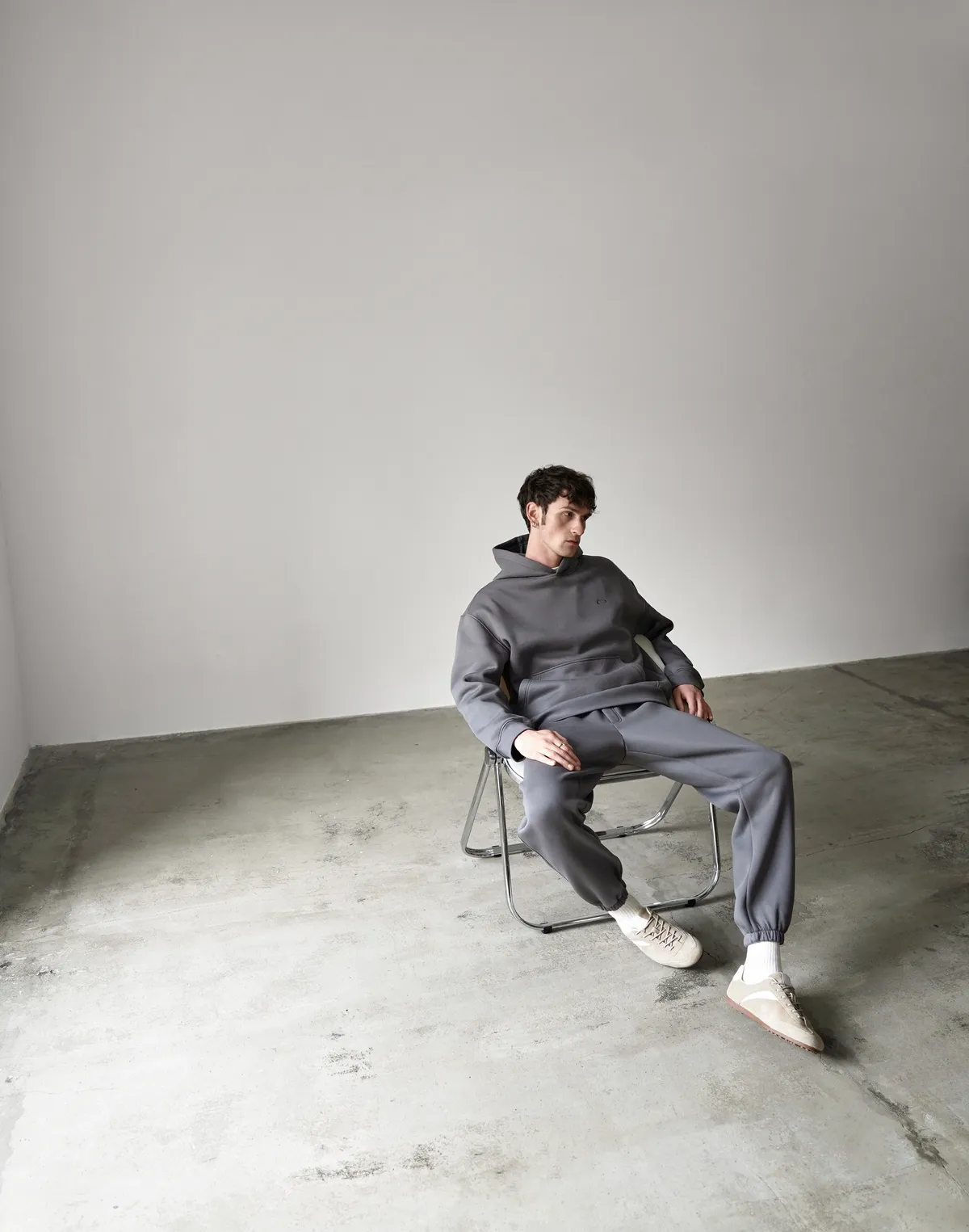 Комплект чоловічій з начосом худі та джогери, темні сірі - Фото 6