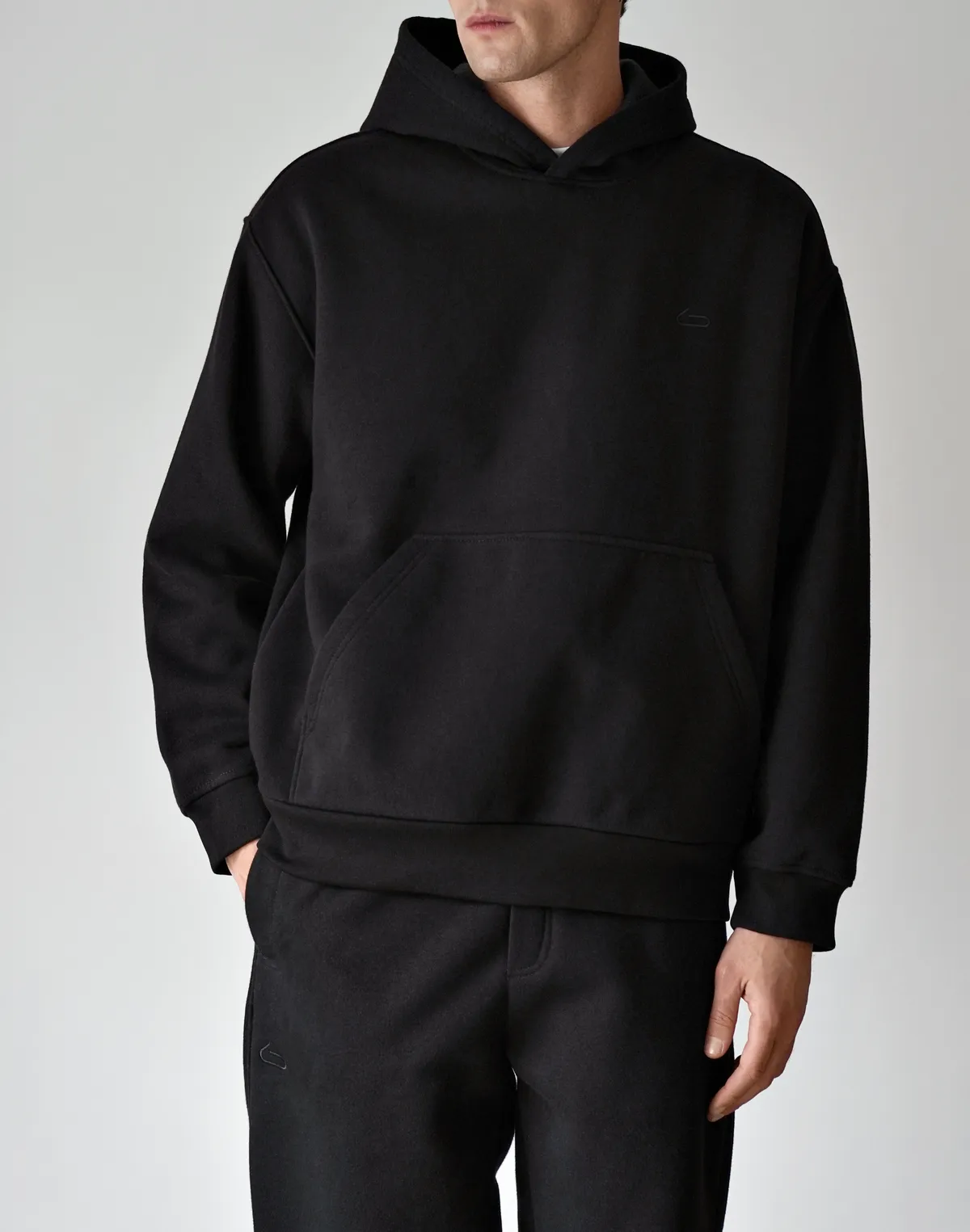 Чоловічий зимовий худі з начосом, чорний - Фото 1