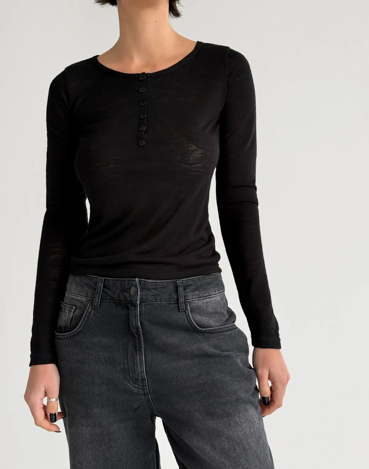 Напівпрозорий лонг на ґудзиках, чорний - Фото 7